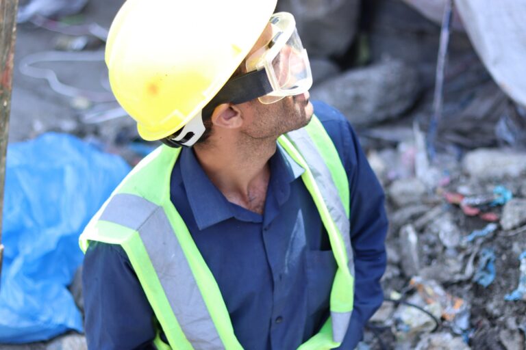 مهندس اثناء العمل في شبكات المياه