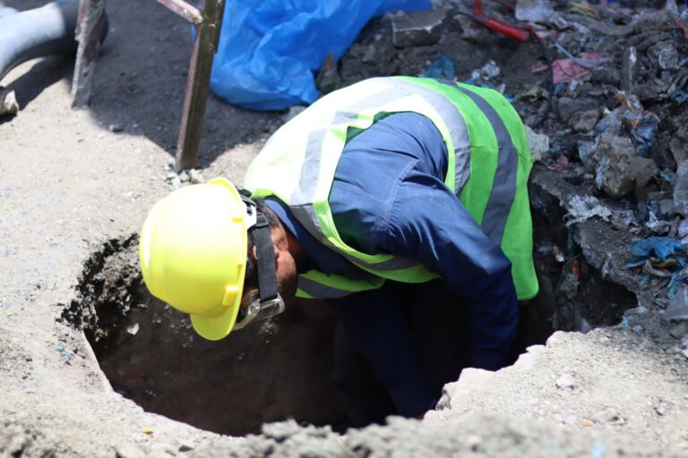 مهندس اثناء العمل في شبكات المياه ضمن مشروع سند 3