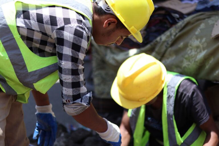 مهندس اثناء العمل في شبكات المياه ضمن مشروع سند 3